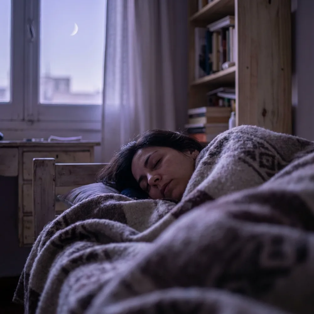 Mujer durmiendo profundamente y en paz durante la noche